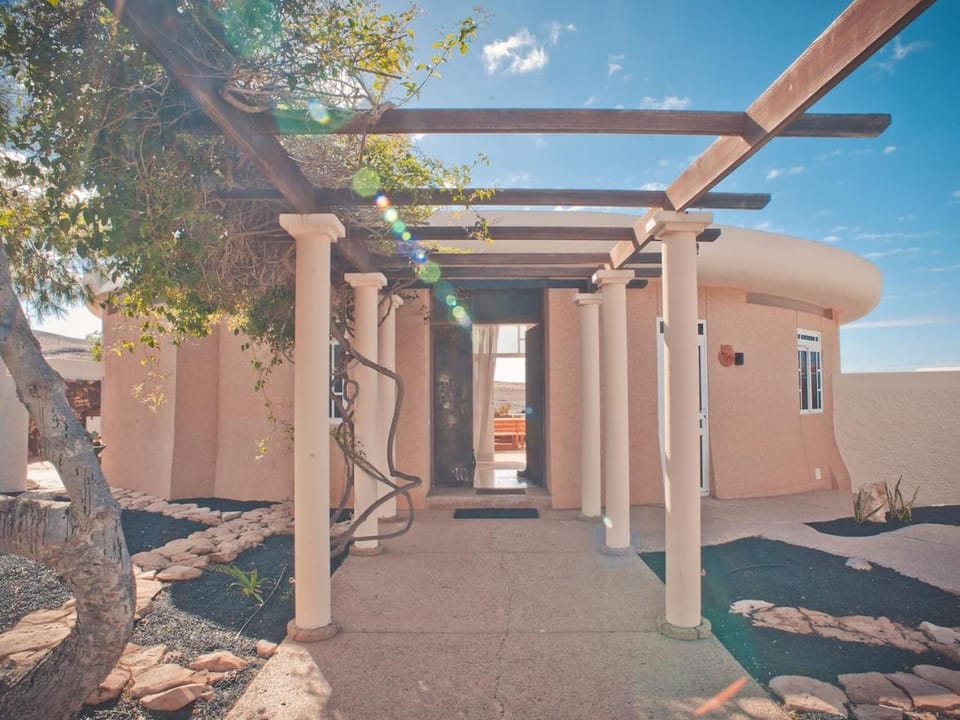 Property building, Patio, Facade/entrance, Garden