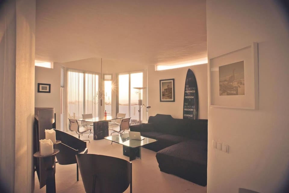 TV and multimedia, Coffee/tea facilities, Living room, Seating area, Dining area, Garden view, Sea view