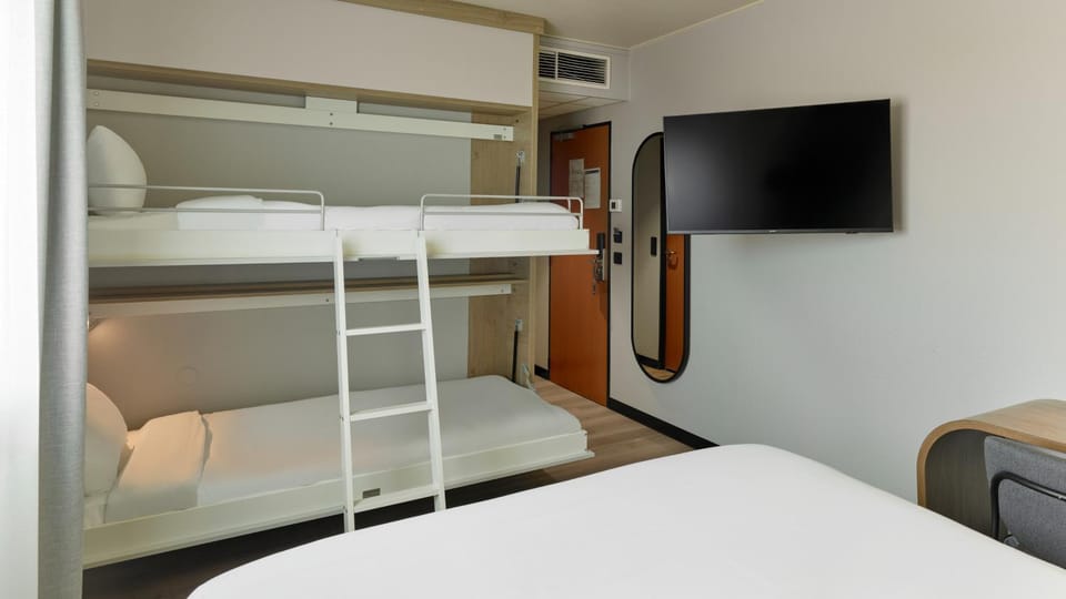 Bed, Photo of the whole room, Bedroom, bunk bed