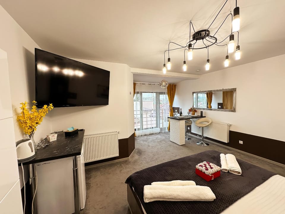 Bed, TV and multimedia, Bedroom, towels