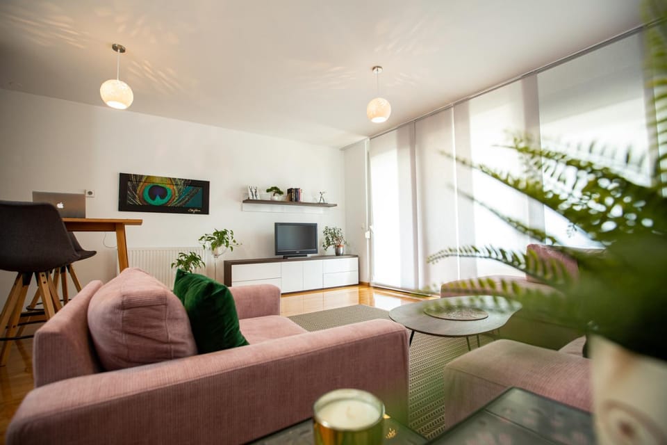 Communal lounge/ TV room, TV and multimedia, Living room, Seating area, Evening entertainment