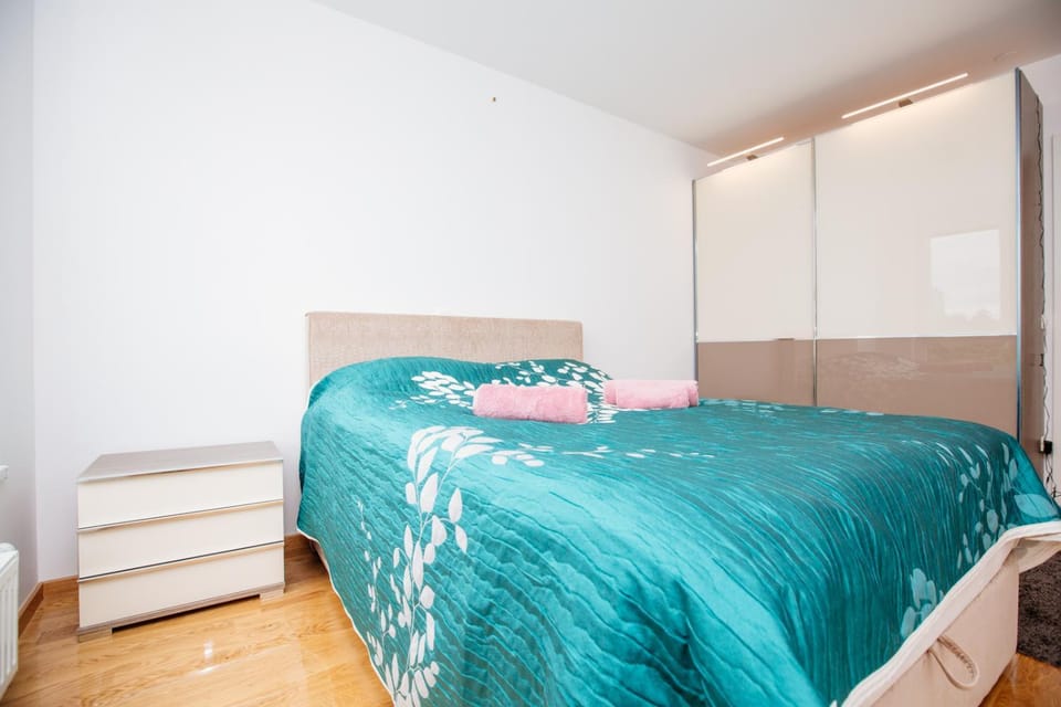 Bed, Bedroom, towels, wardrobe
