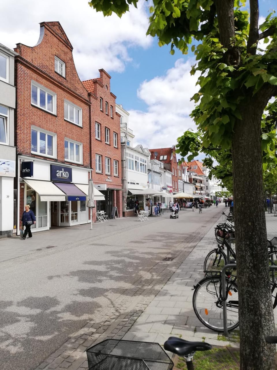 Property building, Restaurant/places to eat, Facade/entrance, Day, Neighbourhood, Cycling, City view, Street view, Area and facilities, Shopping Area, Location, Quiet street view