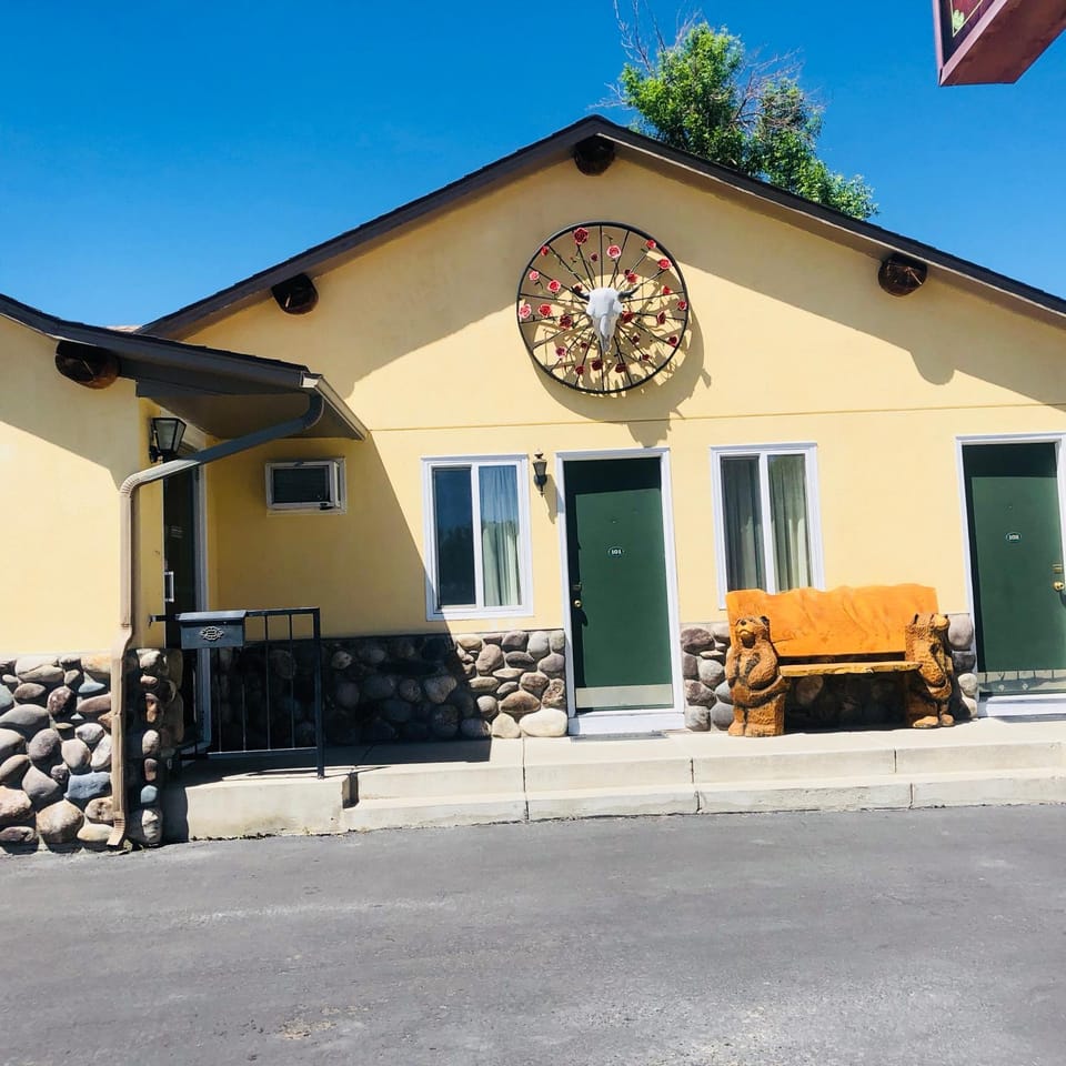 Property building, Facade/entrance, Seating area