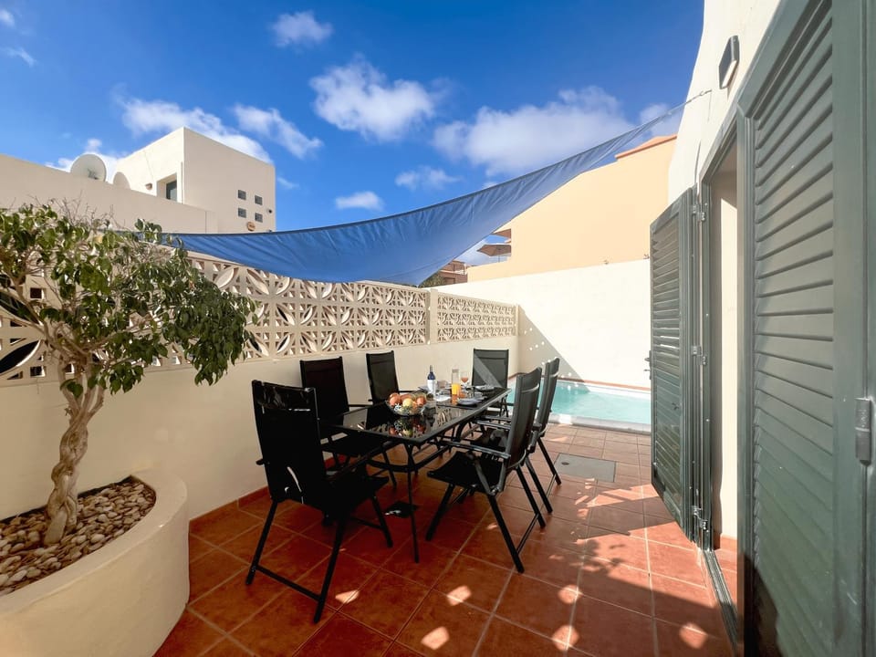 Property building, Patio, Day, Balcony/Terrace, Dining area, Swimming pool