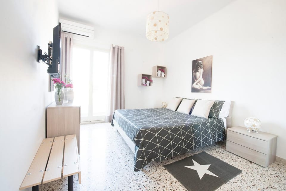Bed, TV and multimedia, Bedroom