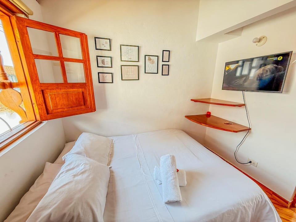 Bed, TV and multimedia, Photo of the whole room, Bedroom, towels