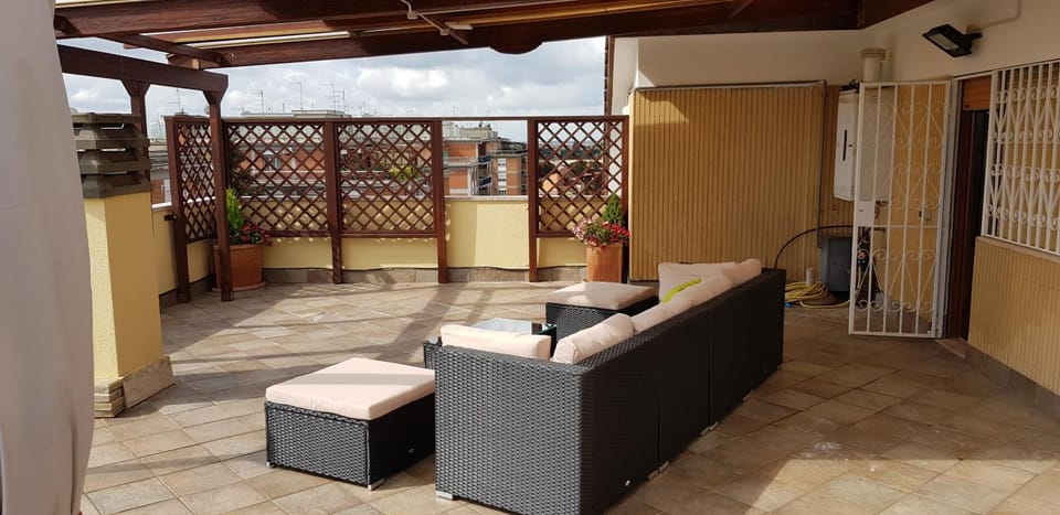 SUPERATTICO CON VISTA SUL CENTRO E I COLLI ALBANI Apartment in Rome