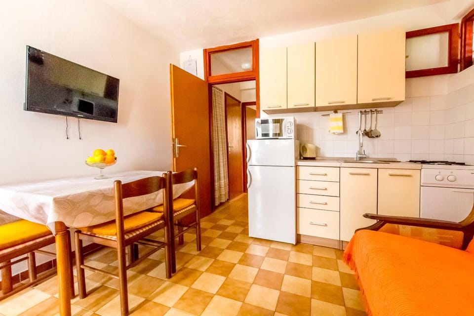 TV and multimedia, Kitchen or kitchenette, Living room, Seating area, Dining area, microwave, stove