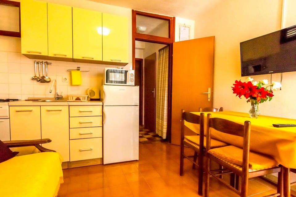 TV and multimedia, Kitchen or kitchenette, Seating area, Dining area, microwave, stove