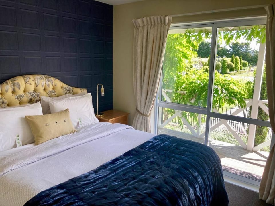 Willowtree Cottage Gated Country Luxury Near Lincoln Uni & Wedding Venues Bed and Breakfast in Canterbury