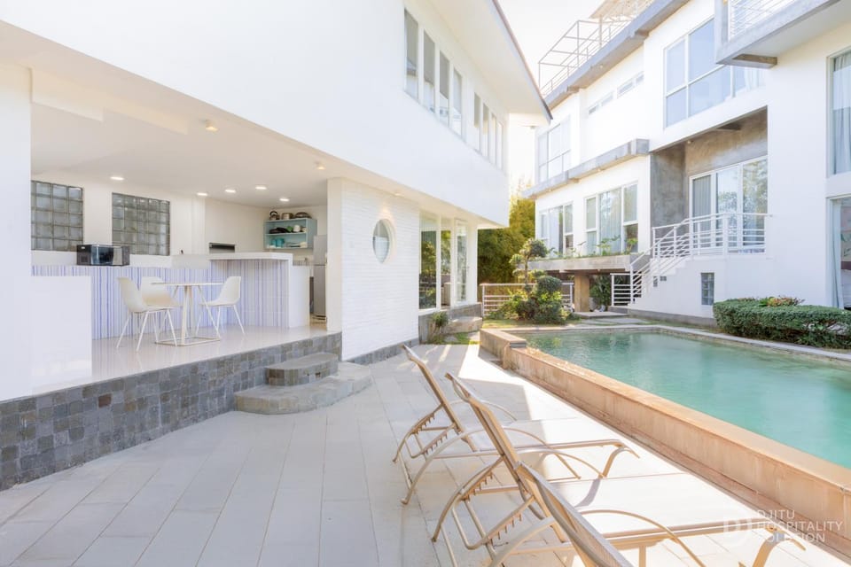 Communal kitchen, Pool view, Pool view, Swimming pool, Swimming pool, kitchen