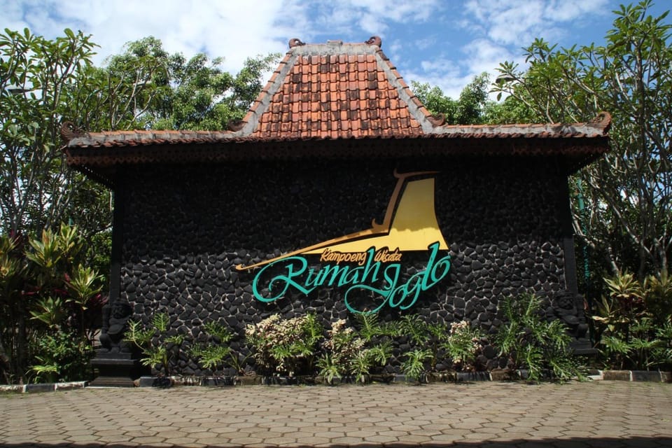 Facade/entrance, Property logo or sign, Area and facilities