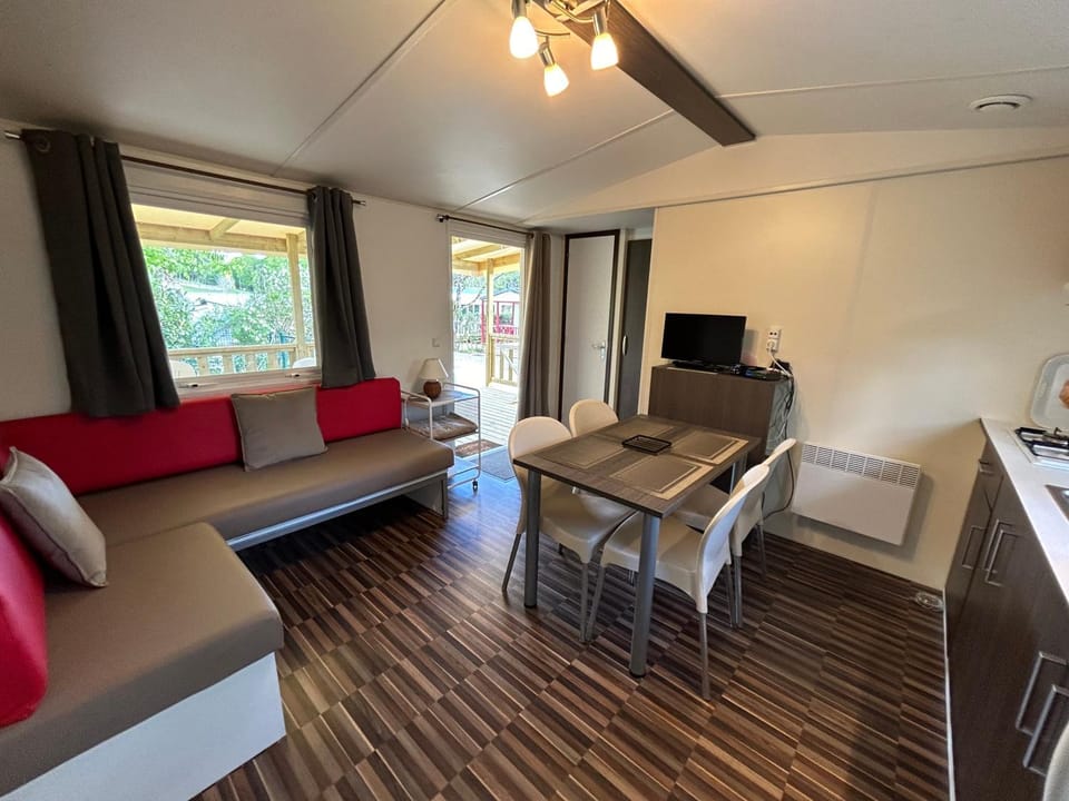 LES PIERRES CHAUDES Campground/ 
RV Resort in Occitanie