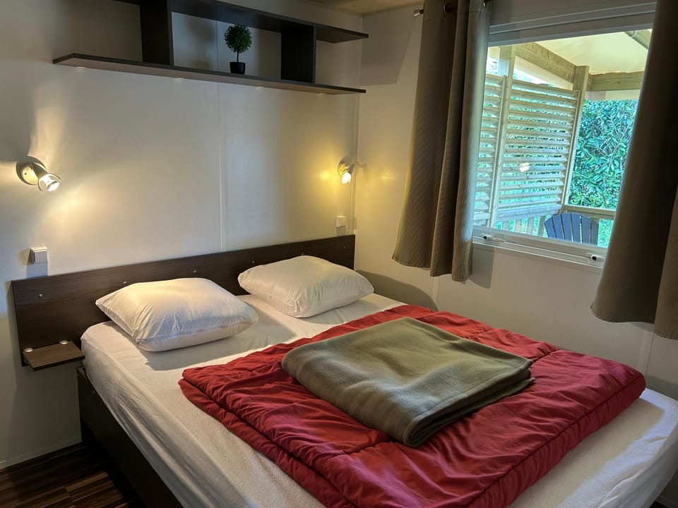 LES PIERRES CHAUDES Campground/ 
RV Resort in Occitanie