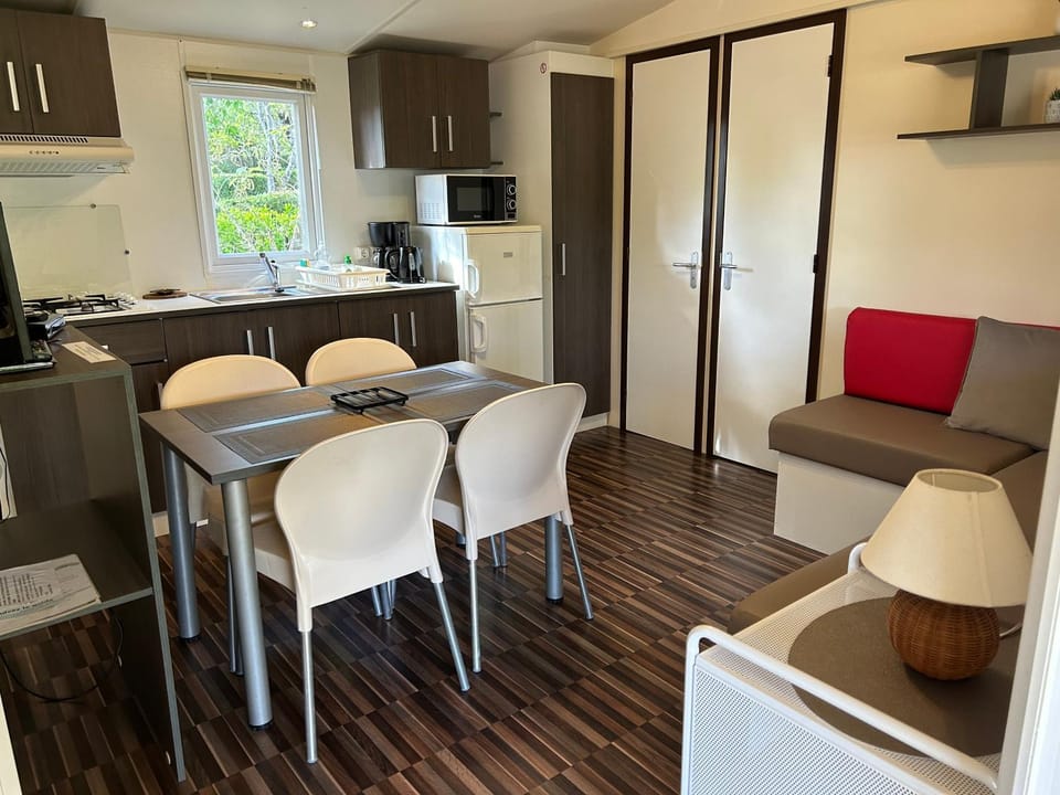 LES PIERRES CHAUDES Campground/ 
RV Resort in Occitanie