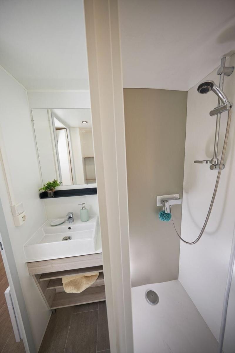 Camping Avec Piscine et Rivière à Tournon sur Rhône Ardèche "Les Foulons" Campground/ 
RV Resort in Provence-Alpes-Côte d'Azur