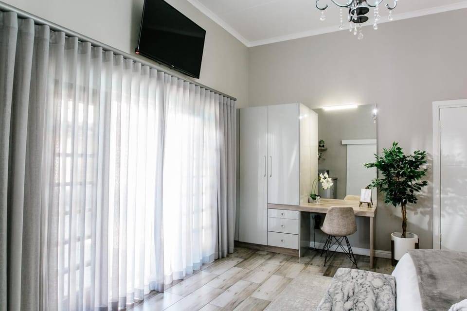 Bed, TV and multimedia, Bedroom, wardrobe