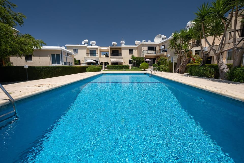 Property building, Garden, Pool view, Swimming pool, Family