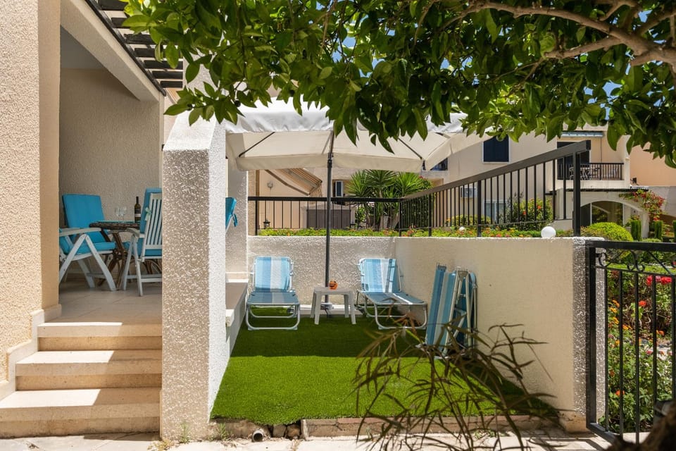 Property building, Patio, Garden, Balcony/Terrace, Dining area, Garden view, pet friendly, sunbed