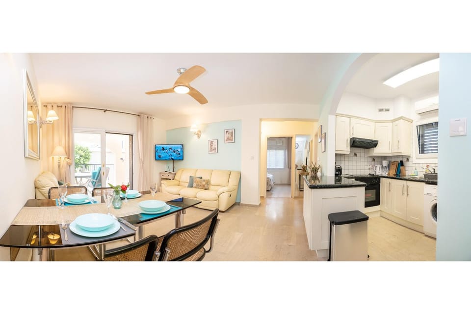 TV and multimedia, Coffee/tea facilities, Living room, Photo of the whole room, Seating area, Dining area, Garden view