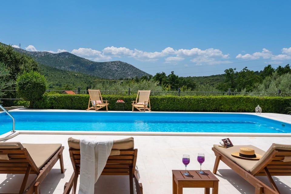 Property building, Garden, Swimming pool