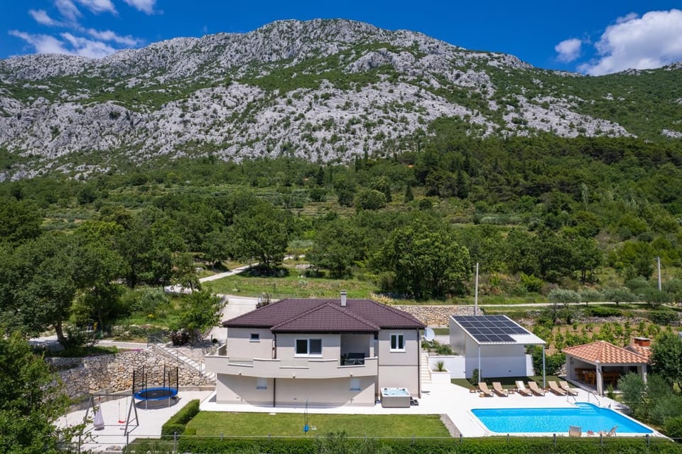 VILLA BEYBE with Jacuzzi, large private pool 50m2, BBQ,free WIFI, 3 bedrooms Villa in Split-Dalmatia County