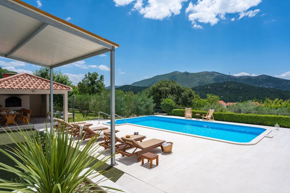 Property building, Garden, Swimming pool
