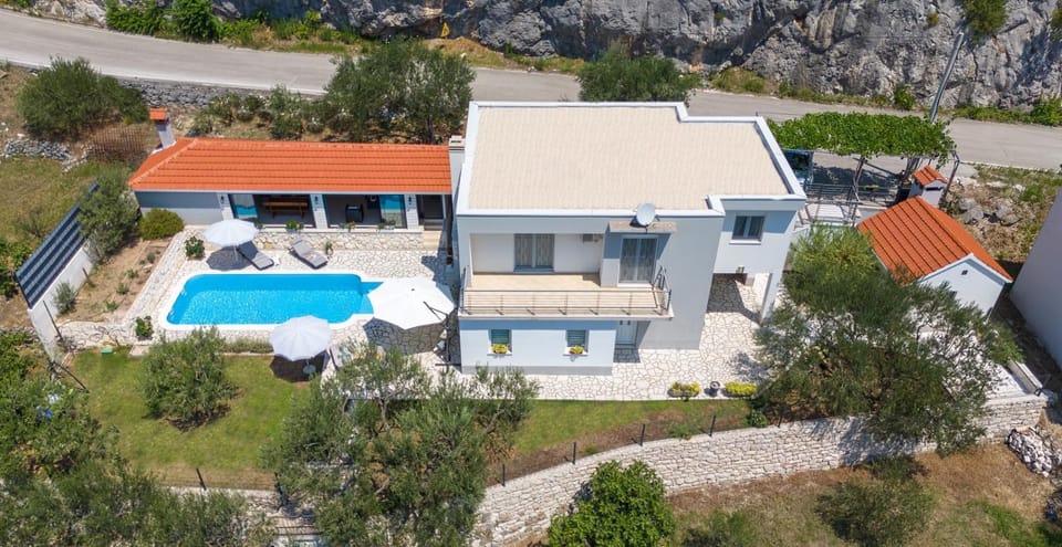 Villa Pasika with private 31m2 pool, summer kitchen with BBQ, 4 bedrooms Villa in Split-Dalmatia County