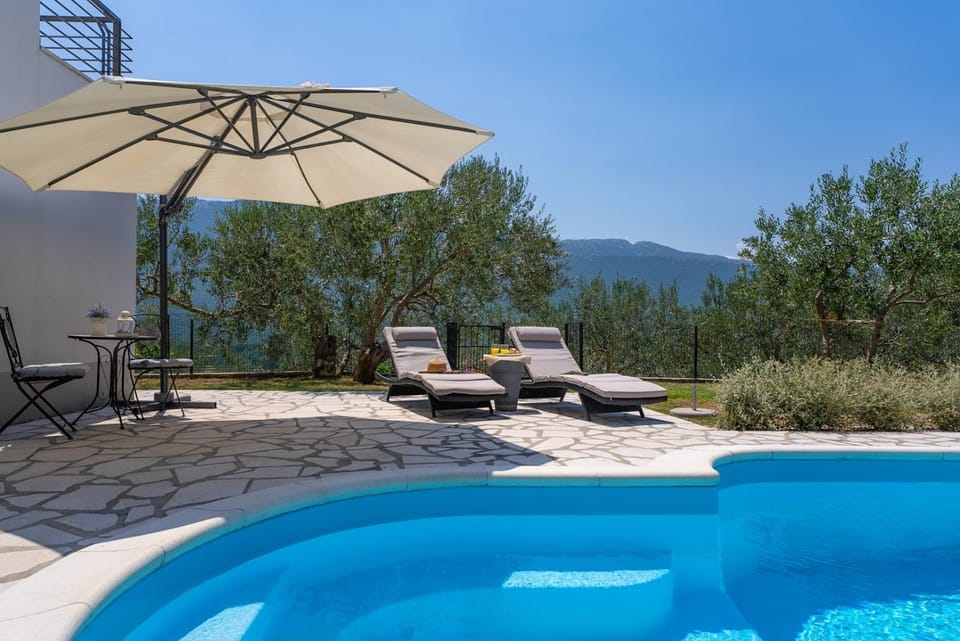 Villa Pasika with private 31m2 pool, summer kitchen with BBQ, 4 bedrooms Villa in Split-Dalmatia County