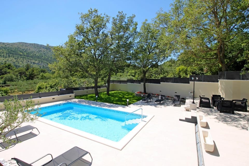 Garden, Seating area, Swimming pool