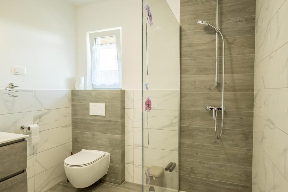 Toilet, Bathroom, towels