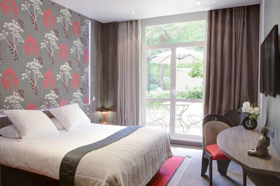 Bed, TV and multimedia, Coffee/tea facilities, Photo of the whole room, Bedroom, minibar, air conditioner