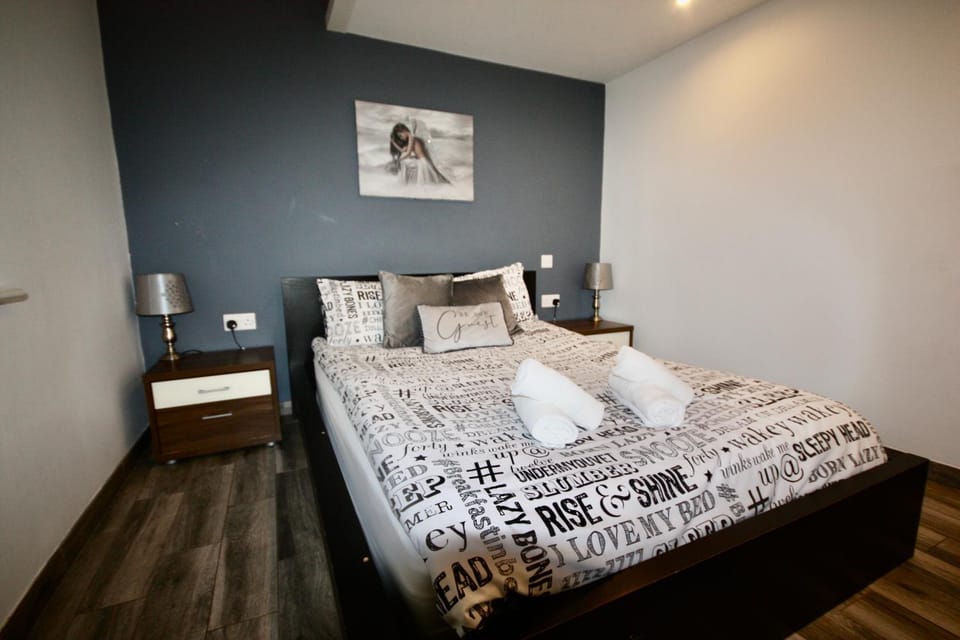 Bed, Photo of the whole room, Bedroom, towels