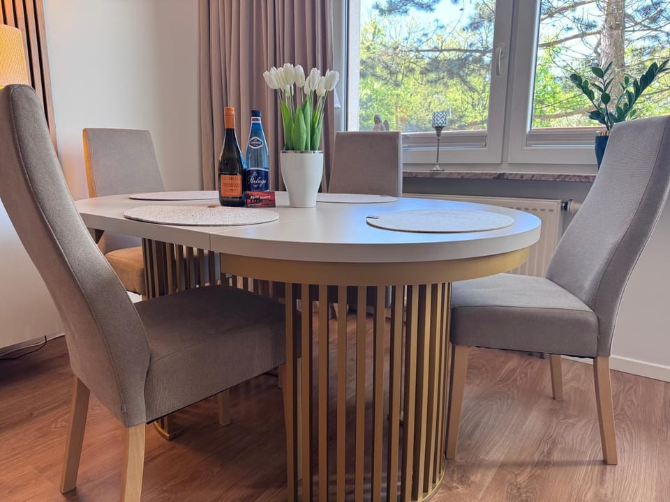 Living room, Food and drinks, Seating area, Dining area