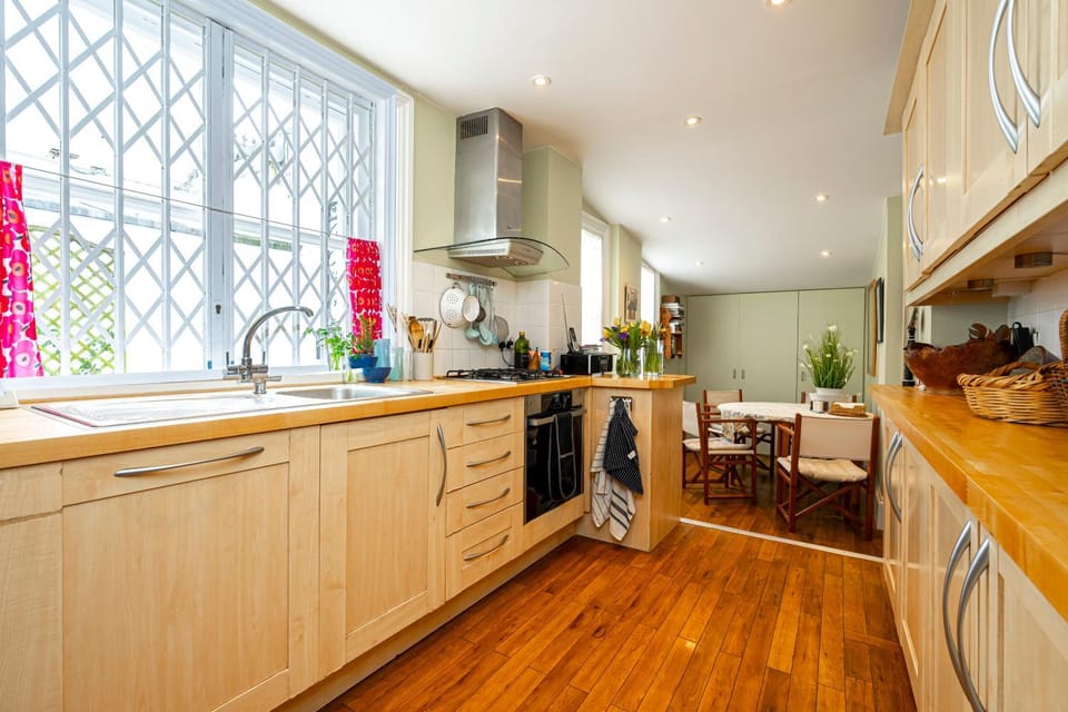 Kitchen or kitchenette, Dining area, pet friendly, stove