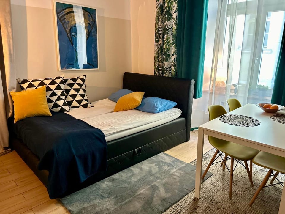 Bed, Dining area