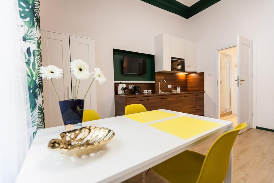Kitchen or kitchenette, Dining area, wardrobe