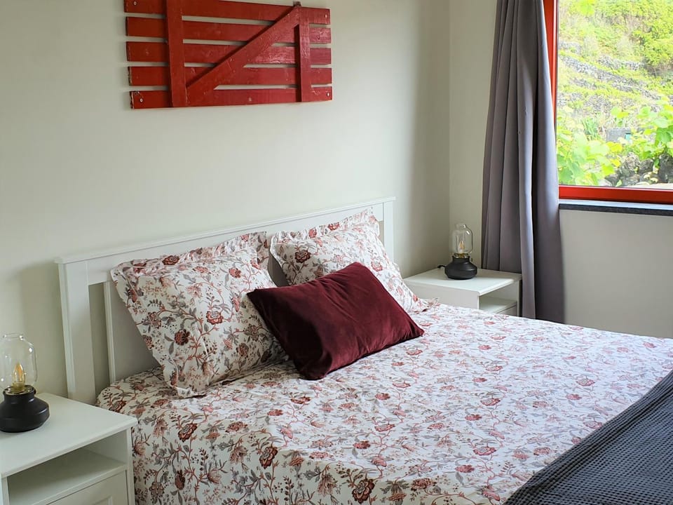 Bed, Bedroom, Garden view