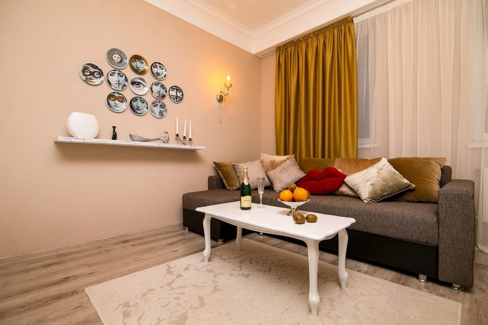 Living room, Seating area, Drinks