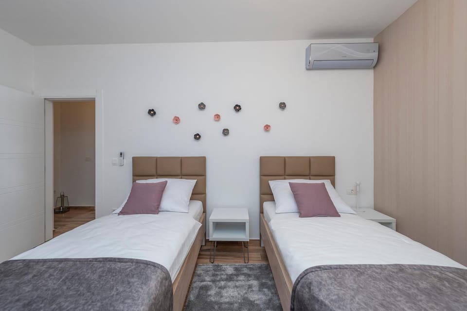 Bed, Bedroom, air conditioner