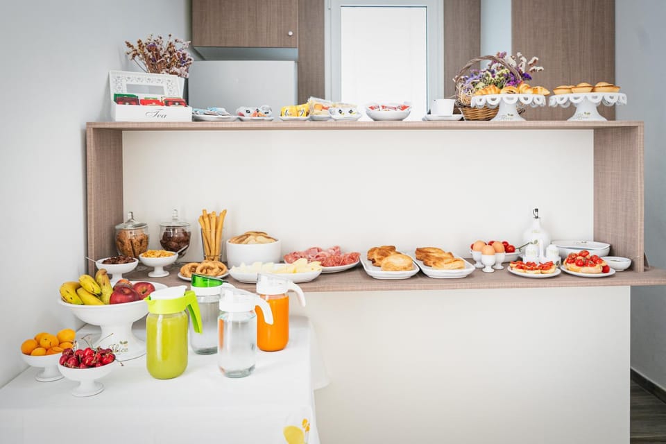 Breakfast, Buffet breakfast, Italian breakfast, English/Irish breakfast, American breakfast