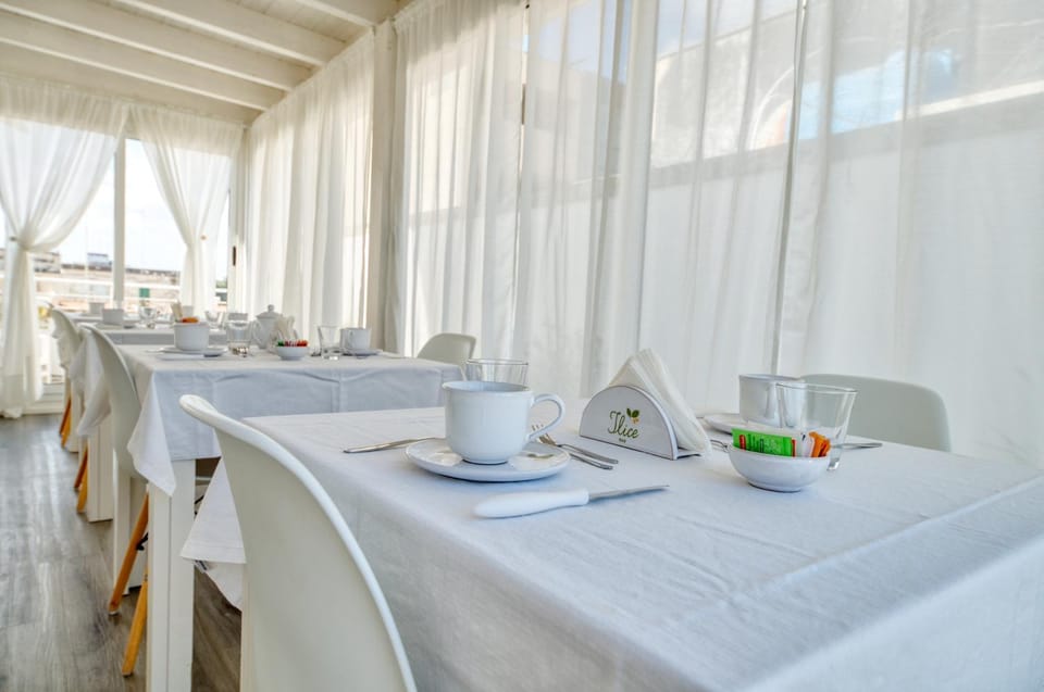 Communal lounge/ TV room, Balcony/Terrace, Breakfast