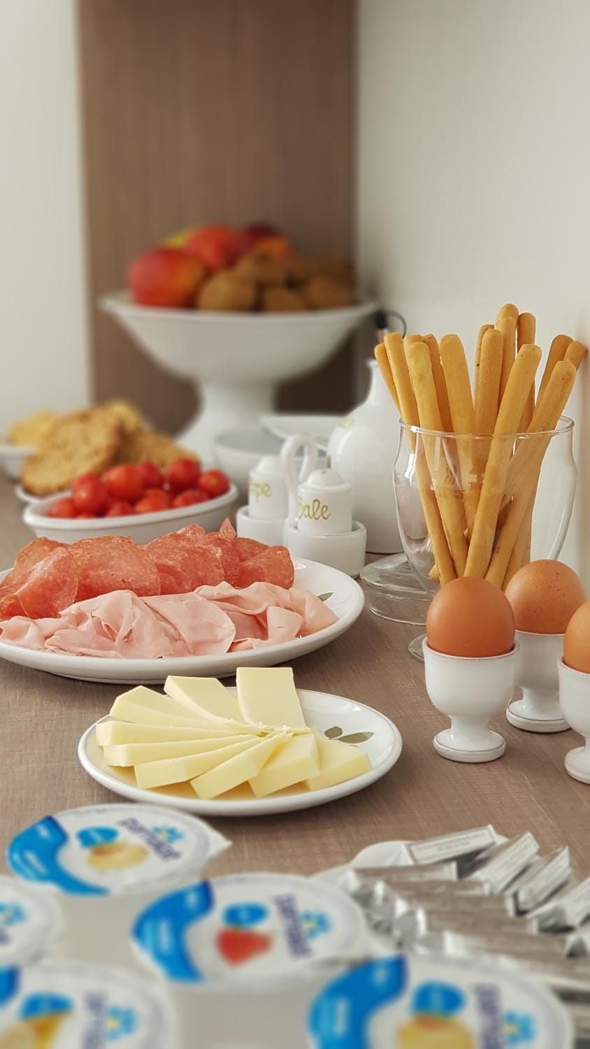 Breakfast, Continental breakfast, Buffet breakfast, Italian breakfast, English/Irish breakfast, American breakfast