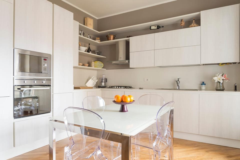 Kitchen or kitchenette, Dining area