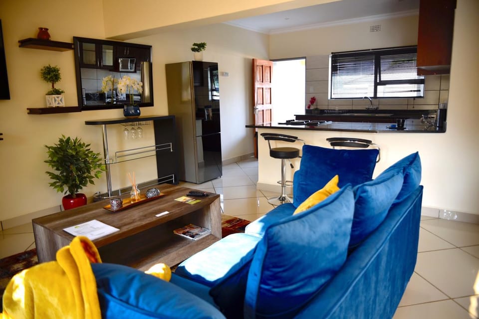 Living room, Lobby or reception, Lounge or bar, Seating area, Dining area