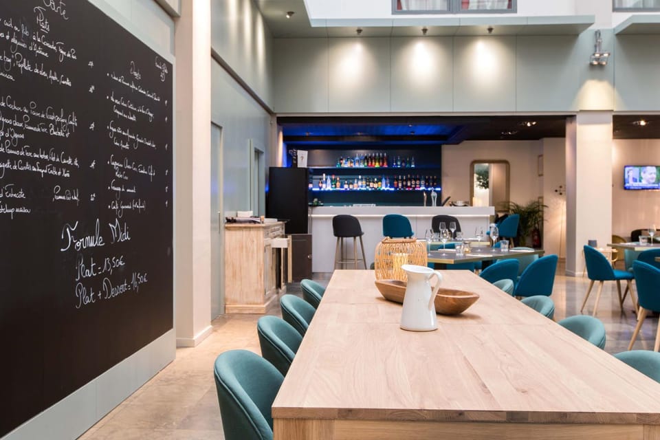Restaurant/places to eat, Lounge or bar