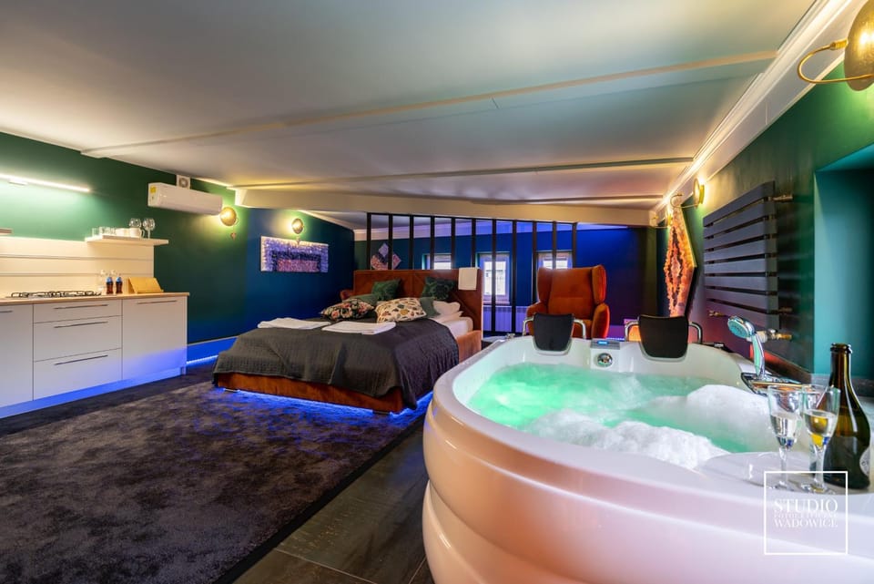 Hot Tub, Photo of the whole room, Bedroom