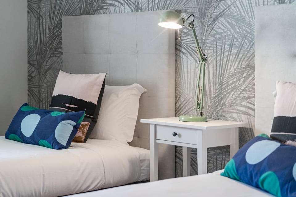 Bed, Photo of the whole room, Decorative detail, Bedroom
