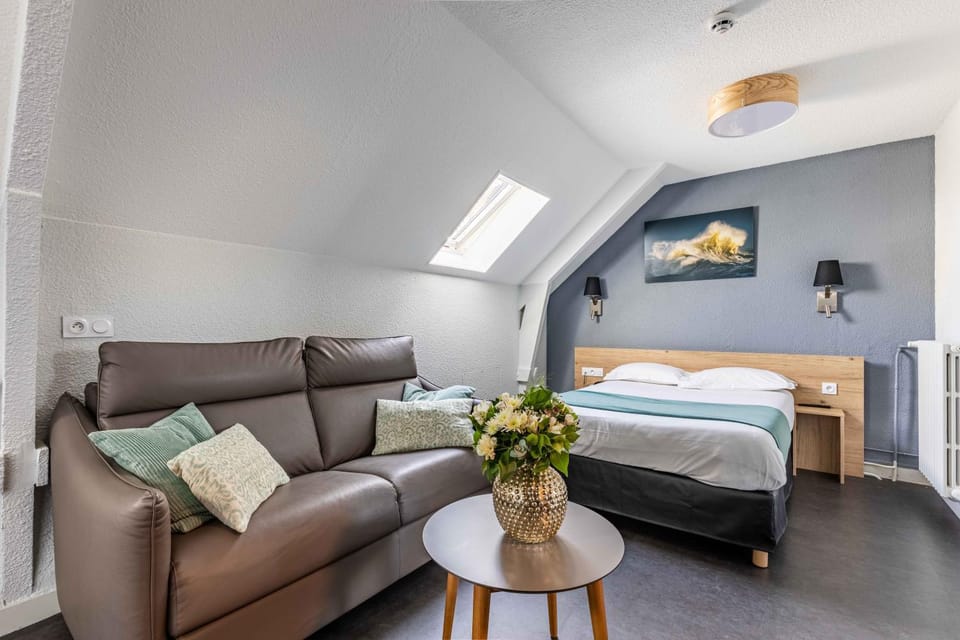 Bed, Photo of the whole room, Bedroom, Family